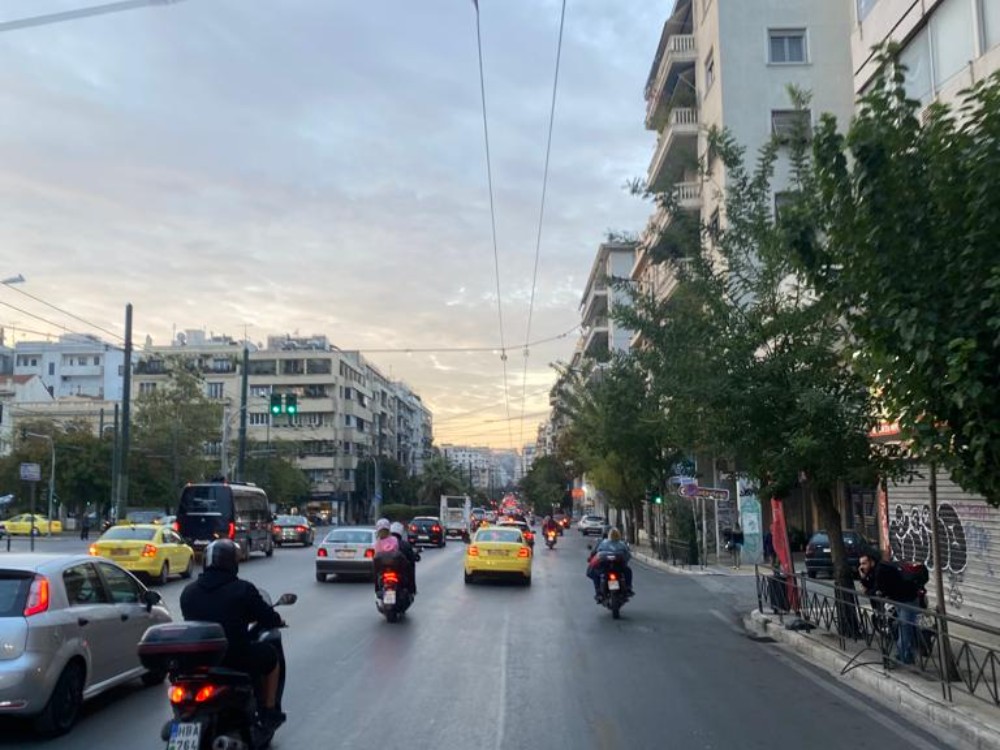 איך מתניידים באתונה ? מה עדיף ? אטובוס ? רכבת ? מונית ? רכב ? או לי אופנוע ? וכמה כל דבר עולה בשביל זה אני כאן 